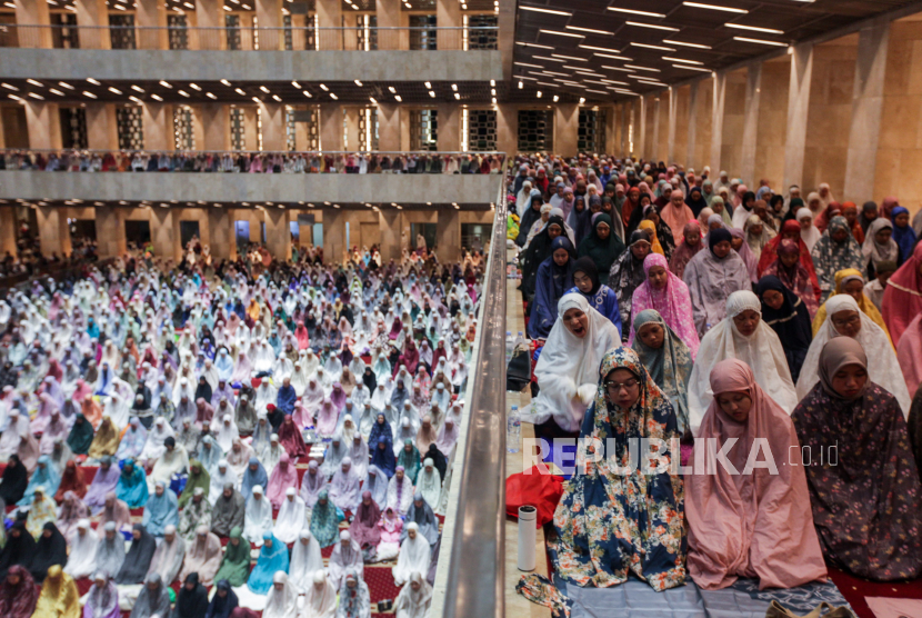 Sejumlah umat Muslim melaksanakan salat tarawih pertama di Masjid Istiqlal, Jakarta, Senin (11/3/2024). Pemerintah melalui sidang isbat Kementerian Agama menetapkan 1 Ramadhan 1445 Hijriah jatuh pada Selasa (12/3/2024).