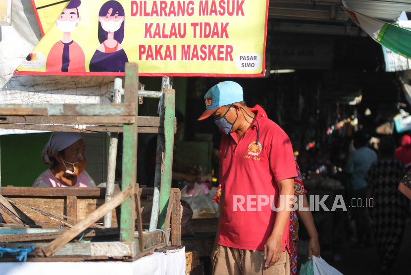Warga beraktivitas di Pasar Simo Surabaya, Jawa Timur, Rabu (20/5/2020). Warga Kota Surabaya, Jawa Timur, saat ini sudah bisa memanfaatkan aplikasi belanja daring atau dikenal 