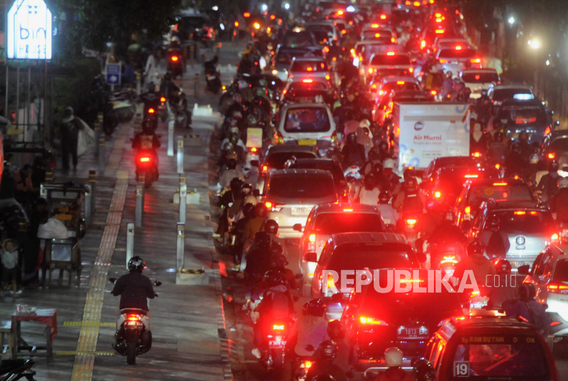 Kemacetan di Jalan Raya Margonda, Depok, Jawa Barat. Guru Besar UI menganalisis kegagalan pembangunan Depok di bawah PKS selama 20 tahun.