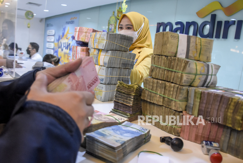 Nasabah melakukan penukaran uang di Mandiri Micro Bussines Unit (MBU). Bank Indonesia memprediksi terjadi peningkatan penukaran uang selama Ramadhan dan Idul Fitri.
