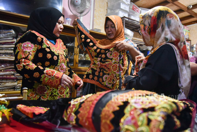 Warga mencoba pakaian adat yang disewakan di Istana Pengantin, Medan, Sumatra Utara, Rabu (16/8/2023). Omzet penyewaan baju adat di toko ini naik hingga 60 persen.