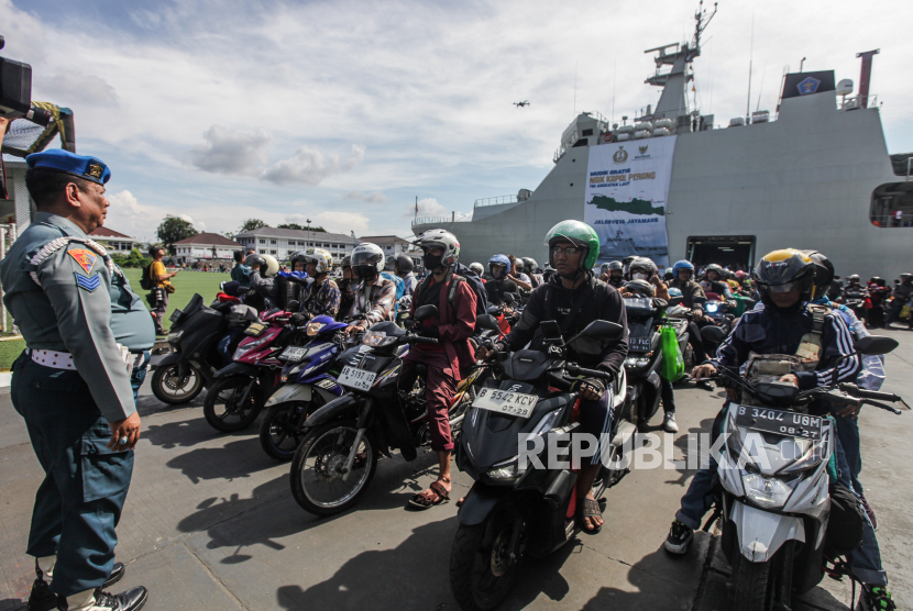 Sejumlah pemudik sepeda motor yang menggunakan KRI Banda Aceh-593 tiba di Dermaga Komando Lintas Laut Militer (Kolinlamil), Tanjung Priok, Jakarta, Senin (15/4/2024). KRI Banda Aceh-593 yang belayar dari Surabaya, Jawa Timur, dan Semarang, Jawa Tengah, itu menurunkan 810 pemudik serta 181 unit sepeda motor.
