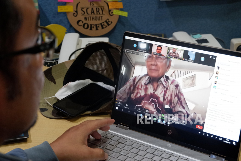 Pelatihan Virtual. Tokoh ekonomi Indonesia, Emil Salim mengikuti workshop menulis opini di media massa yang diadakan oleh Republika secara virtual di Jakarta, Selasa (12/5).