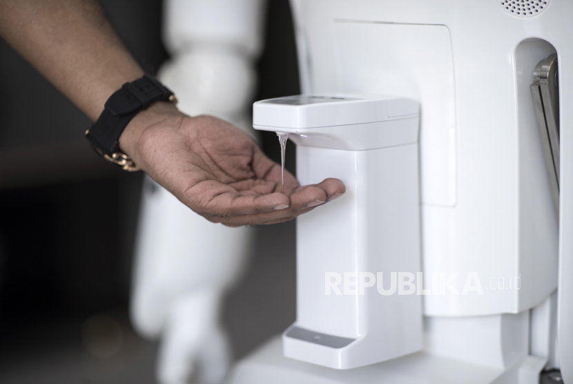UAE Bentuk Tim Khusus Tindak Pertemuan di Ramadhan. Robot perusahaan Robotika Andal mengeluarkan cairan pembersih tangan di Dubai, Uni Emirat Arab.