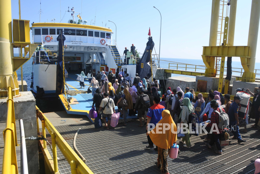Calon penumpang antre memasuki kapal feri di Pelabuhan Jangkar, Situbondo, Jawa Timur, Sabtu (23/3/2024). 