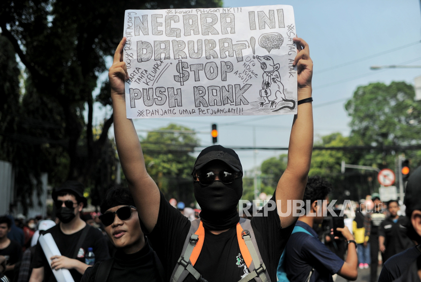 Massa aksi dari berbagai elemen masyarakat dan mahasiswa menggelar unjuk rasa di depan kantor Komisi Pemilihan Umum (KPU), Jakarta, Jumat (23/8/2024). Dalam aksi tersebut, massa aksi mendesak  KPU RI menindaklanjuti dan melaksanakan putusan MK nomor 60/PUU-XXII/2024 dan nomor 70/PUU-XXII/2024 yang berisi tentang ambang batas minimal sebagai syarat parpol atau gabungan parpol untuk mengusung calon kepala daera dalam Pilkada 2024 dan mengatur batas usia calon kepala daerah pada saat pendaftaran di Komisi Pemilihan Umum (KPU). Aksi tersebut juga merupakan bentuk penolakan terhadap tindakan yang dinilai inkonstitusional revisi Undang-Undang Pemilihan Kepala Daerah (UU Pilkada) oleh DPR yang dianggap sebagai ancaman terhadap demokrasi.