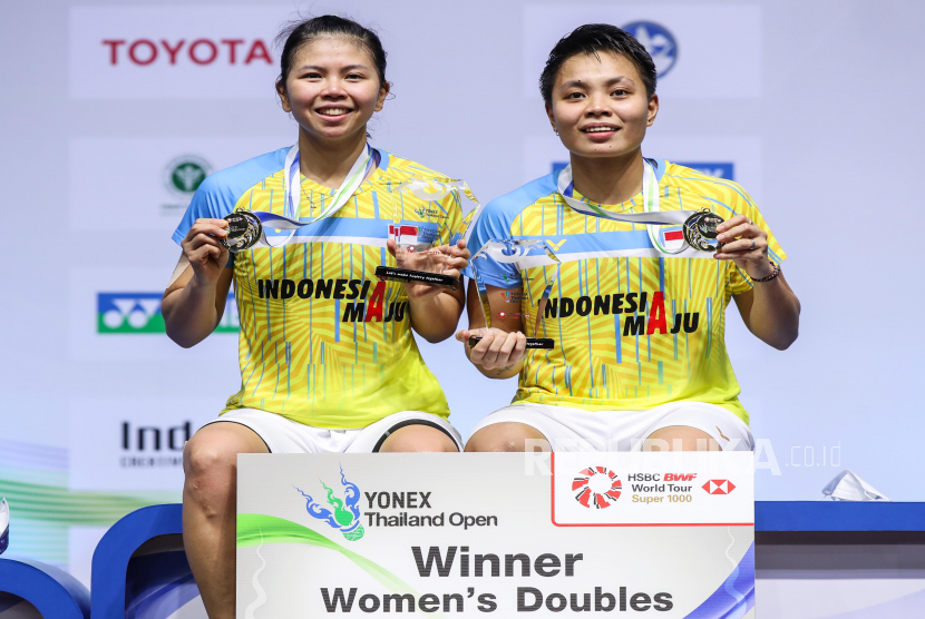 Pasangan ganda putri Indonesia Greysia Polii (kiri) dan Apriyani Rahayu memegang medali juara seusai seremoni penyerahan hadiah final Thailand Open 2021 di Impact Arena, Bangkok, Thailand, Ahad (17/1). Greysia/Apri akan tampil pada BWF World Tour Final.