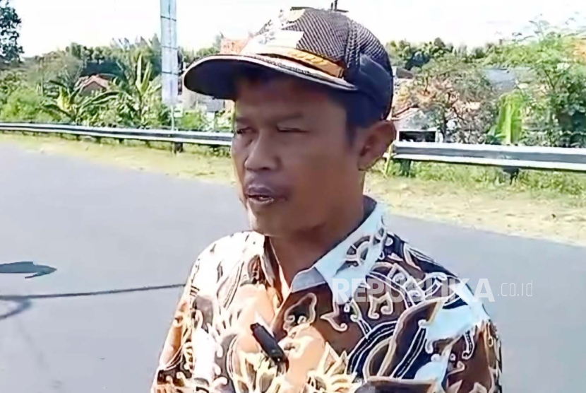 Suroto, orang yang pertama menolong Eky dan Vina, saat menunjukkan lokasi ditemukannya Eky dan Vina di jembatan flyover Talun, Cirebon, Kamis (6/6/2024). 