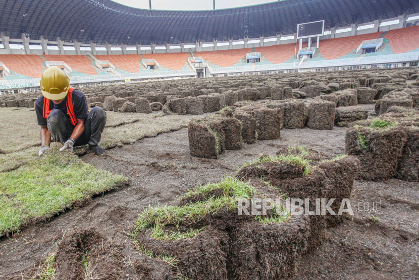 Pekerja melakukan renovasi pergantian rumput Stadion Pakansari, Kabupaten Bogor, Jawa Barat, beberapa waktu lalu.