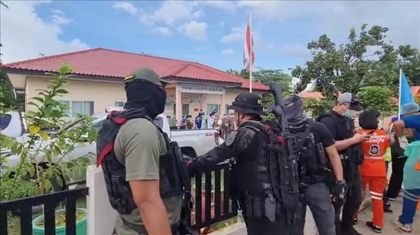 Para jurnalis CNN memasuki Thailand dengan visa turis yang tidak mengizinkan mereka untuk bekerja termasuk meliput pembantaian anak-anak