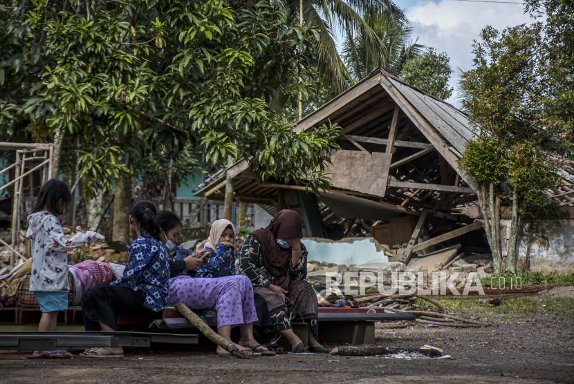 Sejumlah warga berada di depan rumah yang rusak pasca gempa bumi di Kampung Selakawung, Kecamatan Cilaku, Kabupaten Cianjur, Selasa (22/11/2022). Berdasarkan data dari BPBD Kabupaten Cianjur hingga Senin (21/11/2022) pukul 20.00 WIB jumlah bangunan dan rumah rusak akibat gempa bumi mencapai 2.345 unit serta 13.784 orang mengungsi. Republika/Abdan Syakura