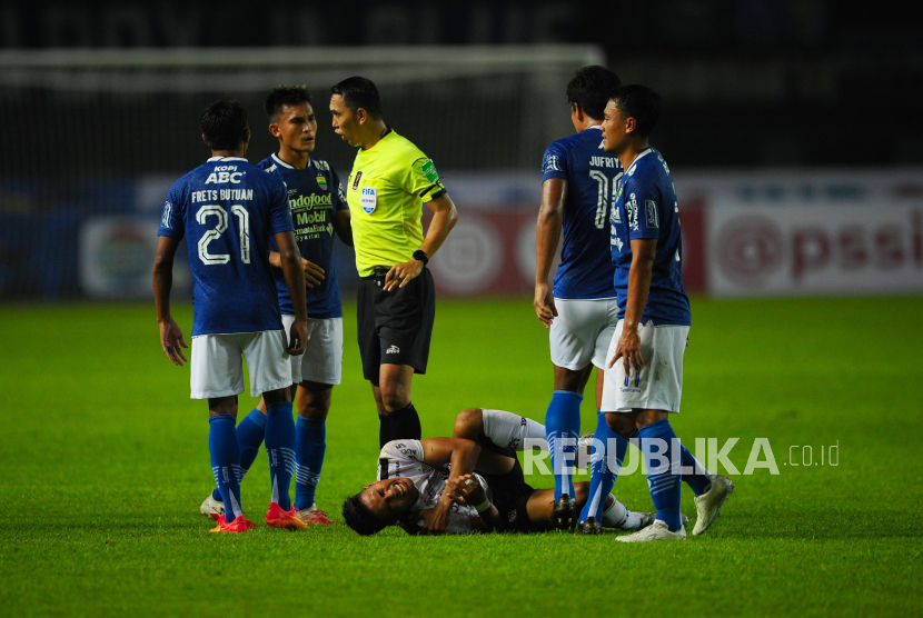 Gelandang Bali United Ricky Fajrin mengerang kesakitan setelah dilanggar  pada laga penyisihan Grup C Piala Presiden  antara Persib Bandung melawan Bali United di Stadion GBLA, Bandung, Ahad (12/6/2022). Laga berakhir imbang dengan skor 1-1.