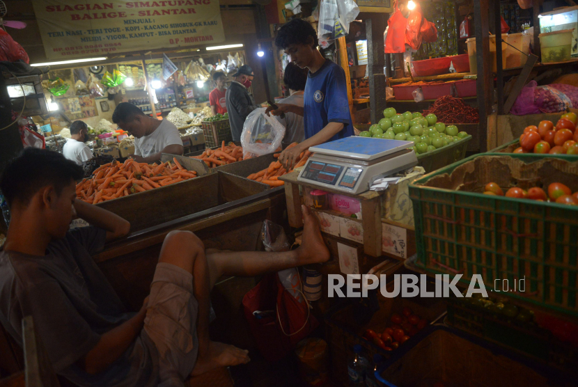 Pedagang melayani pembeli di Pasar Senen, Jakarta.