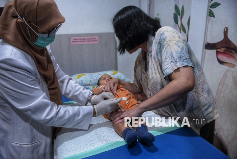 Dokter menyuntikkan vaksin campak kepada seorang anak di Rumah Vaksinasi Pusat, Jakarta, Kamis (12/3/2026). Ikatan Dokter Anak Indonesia (IDAI) bekerja sama dengan Rumah Vaksinasi Pusat menyelenggarakan vaksinasi massal campak gratis bagi anak usia 9 hingga 59 bulan sebagai wujud kepedulian terhadap kesehatan anak Indonesia. Dalam beberapa waktu terakhir, kasus campak pada anak menunjukkan peningkatan yang perlu menjadi perhatian bersama, terlebih menjelang libur panjang Hari Raya Idulfitri yang biasanya diiringi dengan tingginya mobilitas masyarakat. Menyikapi hal tersebut, Pengurus Pusat Ikatan Dokter Anak Indonesia (IDAI) mengimbau para orang tua untuk segera melengkapi imunisasi campak (MR) pada anak yang masih sehat sebagai langkah perlindungan optimal.