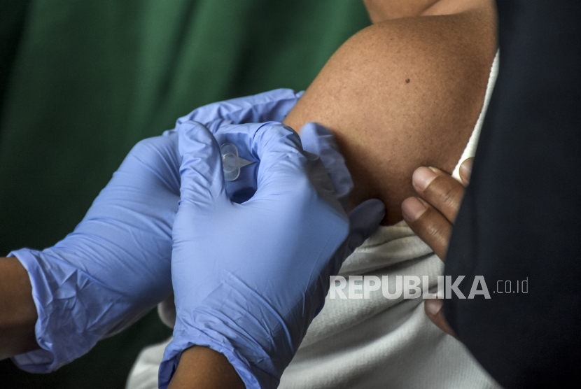 Satuan Tugas (Satgas) Penanganan Covid-19 mencatat vaksinasi Covid-19 dosis penguat (booster) mencapai 53.319.158 orang di Indonesia, atau bertambah 192.201 orang pada 19 Juli 2022. (ilustrasi)