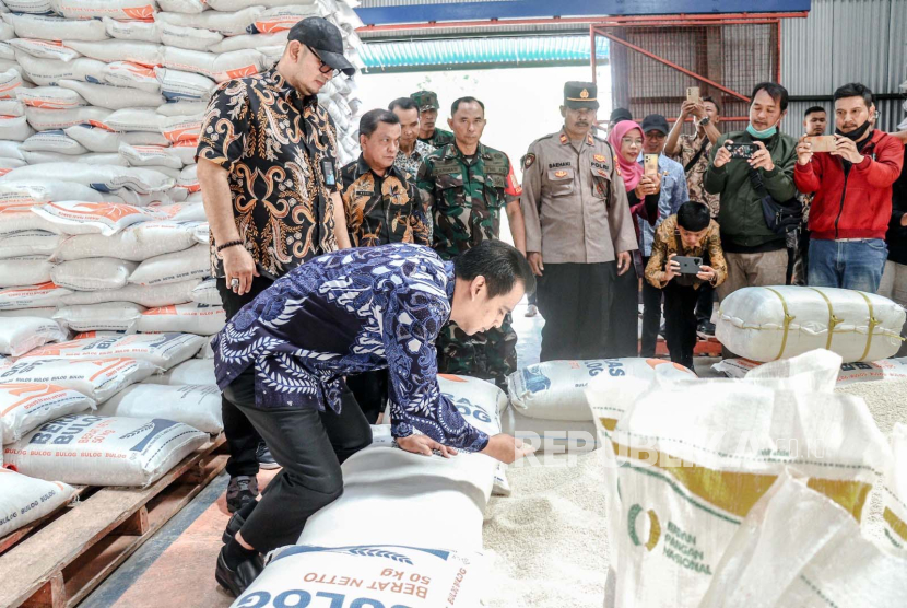 Wabup Ciamis Yana D Putra mengecek kualitas beras di Gudang Bulog Kabupaten Ciamis, Kamis (21/9/2023). 
