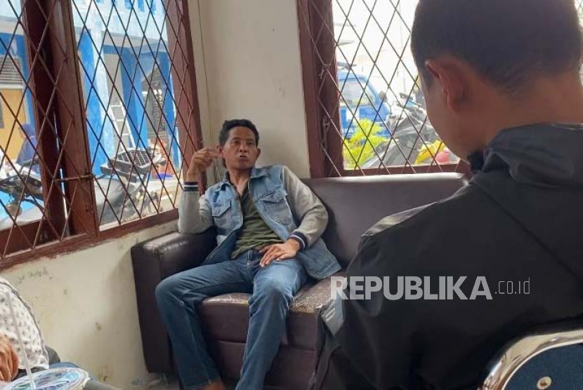 Seorang pria asal Wonosobo bernama Suradi (40 tahun), diduga mencoba masuk ke Istana Bogor. Suradi kemudian ditangkap aparat dan dibawa ke Dinas Sosial Kota Bogor, Rabu (8/3/2023). Saat diperiksa, pria ini terus meracau dan sempat mengaku sebagai anak angkat Jokowi. 