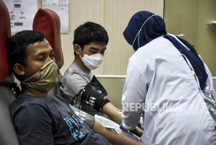 Palang Merah Indonesia (PMI) Kota Palembang mengandalkan donor-donor sukarela dan pengganti selama wabah Covid-19. PMI mencatat stok darah berkurang drastis sejak berlakunya pembatasan aktivitas.