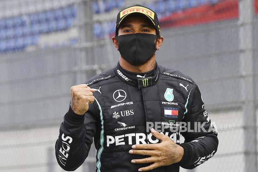 Pembalap Mercedes Lewis Hamilton.