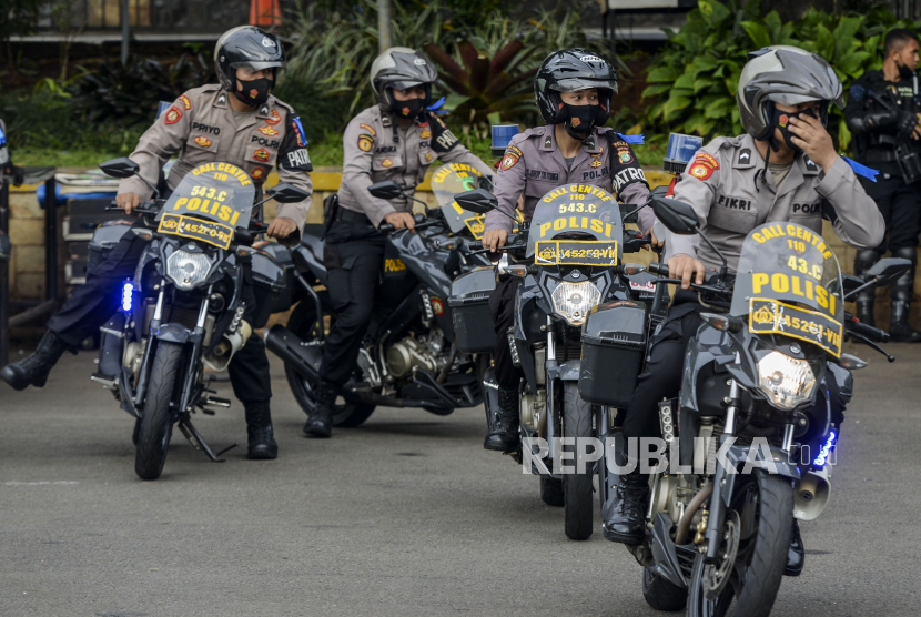 Polisi mengendarai motor usai melaksanakan apel gelar pasukan Operasi Patuh Jaya 2022 di Mapolda Metro Jaya, Jakarta, Senin (13/6/2022). Operasi Patuh Jaya 2022 di wilayah hukum Polda Metro Jaya mulai dilaksanakan pada hari ini hingga 26 Juni 2022 untuk meningkatkan kepatuhan dan ketertiban dalam berlalu lintas. 