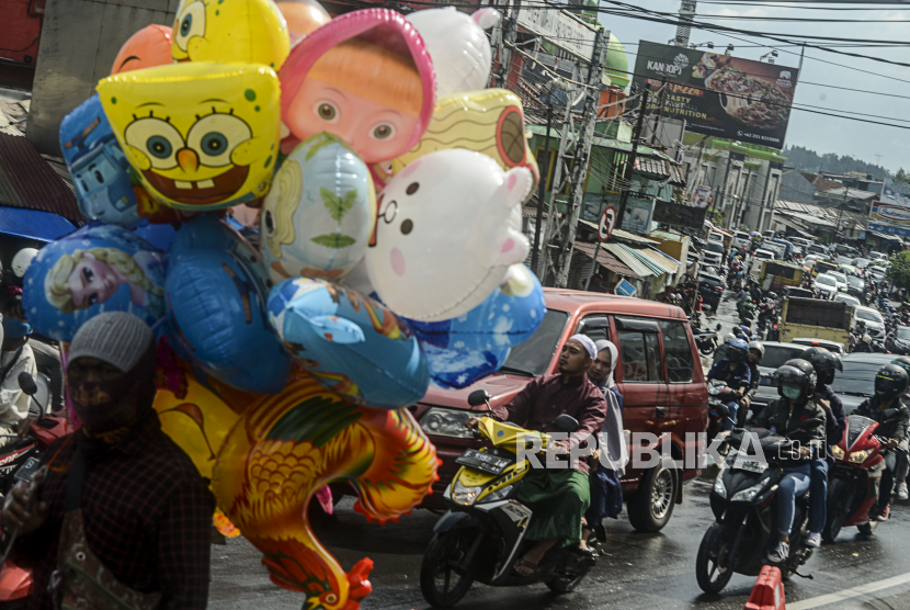 Kepadatan kendaraan di jalur wisata, Jalan Raya Puncak, Cisarua, Bogor, Jawa Barat (Ilustrasi). Polres Bogor, Polda Jawa Barat, menyiagakan sebanyak 360 petugas untuk mengurai kemacetan di Jalur Puncak Cisarua, Kabupaten Bogor selama libur panjang tahun baru islam 1442 Hijriah. 