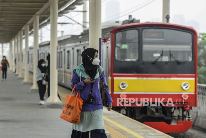 Penumpang usai menaiki KRL Commuter Line di Stasiun Matraman, Jakarta Timur, Jumat (17/6/2022).