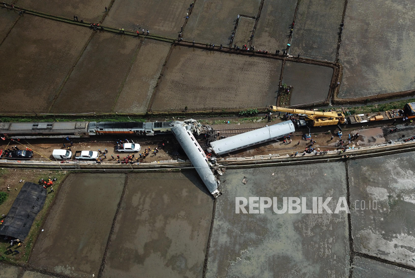 Foto udara proses evakuasi kereta api lokal Bandung Raya yang bertabrakan dengan kereta api Turangga di Cicalengka, Kabupaten Bandung, Jawa Barat, Jumat (5/1/2024).