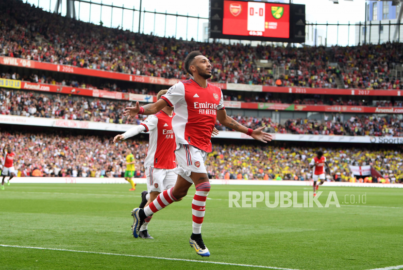  Pierre-Emerick Aubameyang dari Arsenal merayakan setelah mencetak keunggulan 1-0 pada pertandingan sepak bola Liga Premier Inggris antara Arsenal FC dan Norwich City di London, Inggris,Sabtu (11/9).