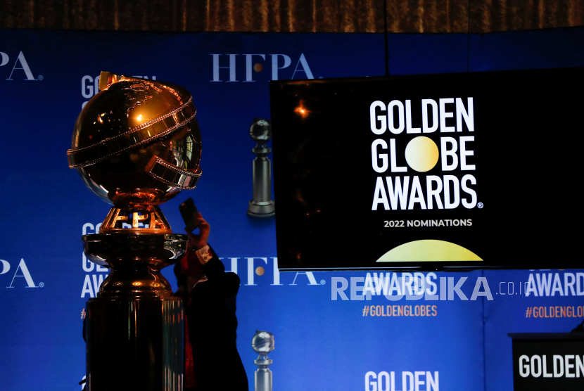  Seseorang memegang telepon di samping patung Golden Globe sebelum pengumuman nominasi Golden Globe Awards Tahunan ke-79 di Beverly Hills, California, AS, 13 Desember 2021. 
