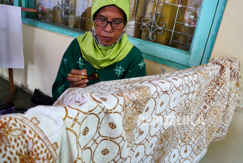 Pembatik membuat batik nitik di Kembangsongo, Kapanewon Jetis, Yogyakarta, Selasa (23/11). Pemprov DIY meluncurkan indikasi geografis Batik Nitik, sekaligus penegasan Batik Nitik sudah mendapatkan Hak Kekayaan Intelektual Indonesia (HAKI). Batik Nitik merupakan motif batik tertua di Keraton Yogyakarta. Desa Kembangsongo menjadi salah satu wilayah yang mengembangkan batik yang disusun dari ribuan titik ini.