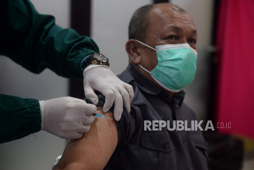 Vaksinator menyuntikkan vaksin COVID-19 kepada peserta vaksin di Auditorium Gedung Pusat Muhammadiyah, Jakarta, (ilustrasi).