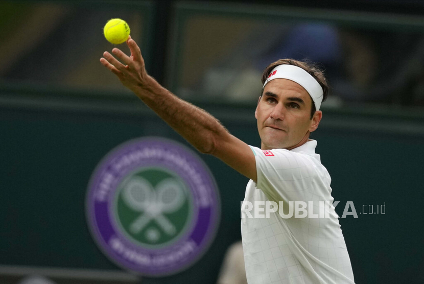 Petenis Swiss Roger Federer melakukan servis kepada Adrian Mannarino dari Prancis selama pertandingan putaran pertama tunggal putra pada hari kedua Kejuaraan Tenis Wimbledon di London, Selasa 29 Juni 2021.