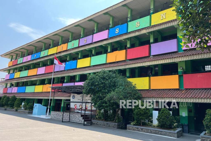 Suasana SMPN 132, Cengkareng, Jakarta Barat, Selasa (10/10/2023), yang merupakan lokasi tewasnya siswa karena terjatuh dari jendela lantai empat.