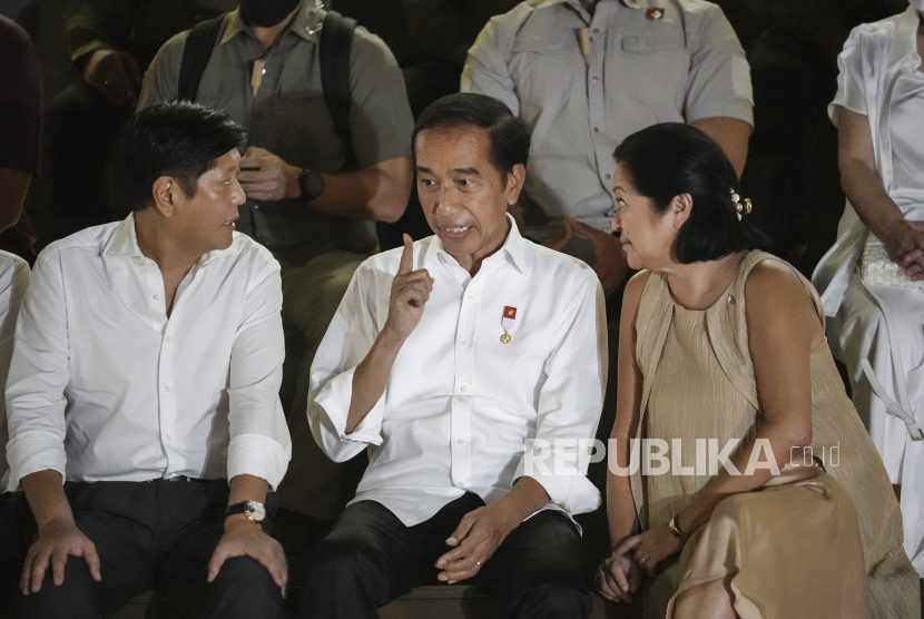 Presiden Joko Widodo (tengah) berbincang dengan Presiden Filipina Ferdinand Romualdez Marcos Jr (kiri) dan Ibu Negara Filipina Louise Araneta Marcos (kanan) saat menyaksikan pertunjukan musik di Gedung Sarinah, Jakarta, Senin (5/9/2022). 