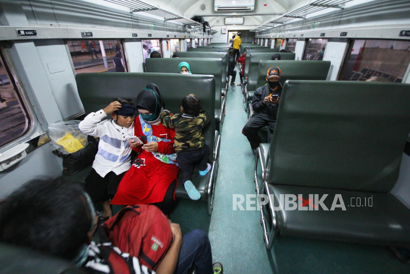 Kursi Physical distancing di dalam gerbong kereta api di Stasiun Bandung, Rabu (3/6). Meski layanan kereta api sudah kembali dibuka khususnya saat Adaptasi Kebiasaan Baru (AKB) atau New Normal, namun para penumpang harus tetap menerapkan prosedur protokol kesehatan