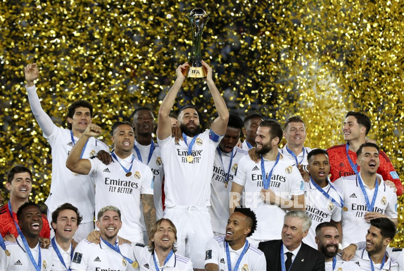 Real Madrid merayakan dengan trofi setelah memenangkan final Piala Dunia Klub FIFA antara Real Madrid dan Al Hilal SFC di Rabat, Maroko, Ahad (12/2/2023) dini hari WIB.