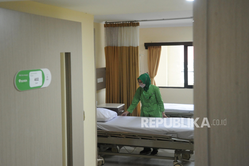 Petugas kesehatan mempersiapkan ruangan rawat inap saat diresmikan wajah baru RS Citra Harapan, Bekasi, Jawa Barat, Rabu (5/10/2022).  Bundamedik Healthcare System (BMHS) melakukan perbaikan fasilitas dan penerapan standarisasi sarana, prasarana serta layanan kesehatan yang berbasis patient centered care. RS Citra Harapan Bekasi menjadi rumah sakit kedua yang dikembangkan BMHS di wilayah Bekasi. Foto: Tahta Aidilla/ Republika.