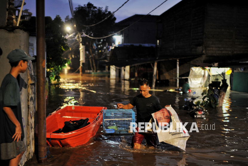 Warga mengevakuasi barang-barang dirumahnya yang terendam banjir di Kawasan Pejaten Timur, Jakarta Selatan, Senin (3/3/2025).