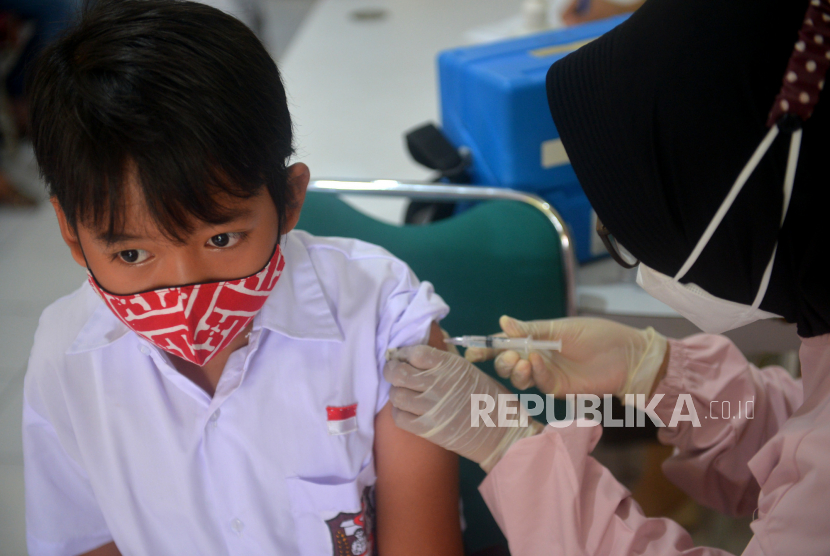 Siswa SD kelas 1 mengikuti vaksinasi Covid-19 susulan di SD Muhammadiyah Sagan, Yogyakarta. 