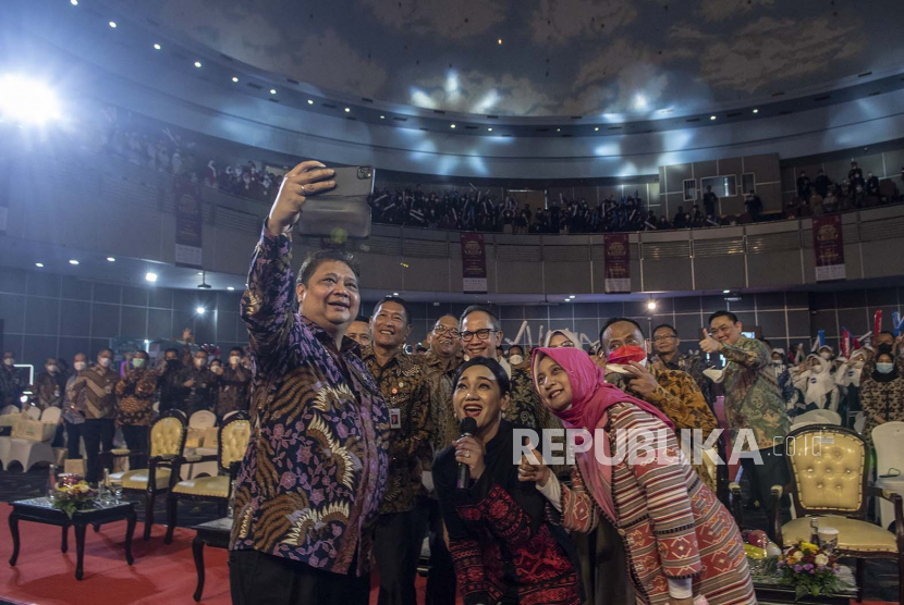 Menko Perekonomian Airlangga Hartarto (kiri) berswafoto bersama Ketua Dewan Komisioner Otoritas Jasa Keuangan (OJK) Mahendra Siregar (keempat kiri), Anggota Dewan Komisioner OJK Bidang Edukasi dan Perlindungan Konsumen Friderica Widyasari Dewi (keempat kiri bawah), Kepala Eksekutif LPS Lana Soelistianingsih (kedua kanan) serta para pelajar dan mahasiswa pada acara peluncuran Program SiMuda Gen 2 Kreasimuda Indonesia 2022 di Jakarta, Selasa (23/8/2022). Program yang diselenggarakan oleh OJK dalam rangka peringatan Hari Indonesia Menambung tersebut bertujuan untuk mendorong agar setiap pelajar berusia di bawah 18 tahun memiliki setidaknya satu rekening tabungan di bank.