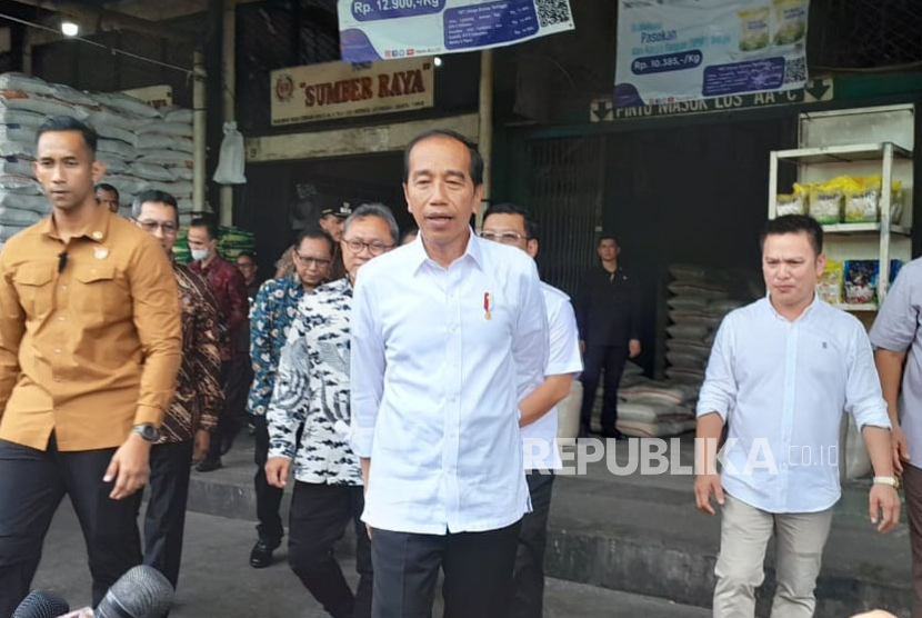 Presiden Joko Widodo (Jokowi) saat meninjau pasokan beras di Pasar Induk Beras Cipinang, Jakarta Timur, Kamis (15/2/2024).