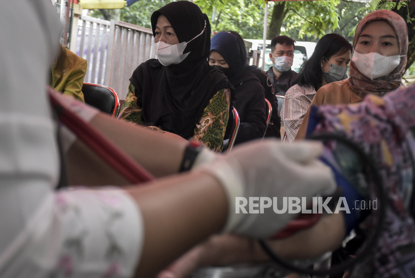 Warga menunggu giliran untuk menjalani vaksinasi Covid-19 dosis keempat di UPTD Puskesmas Talagabodas, Jalan Talaga Bodas, Lengkong, Kota Bandung, Jawa Barat, Kamis (2/3/2023). Berdasarkan data dari situs covid19.go.id hingga (1/3/2023) capaian vaksinasi dosis keempat secara nasional mencapai 2.766.975 orang dari target sasaran yang mencapai 234.666.020 orang.
