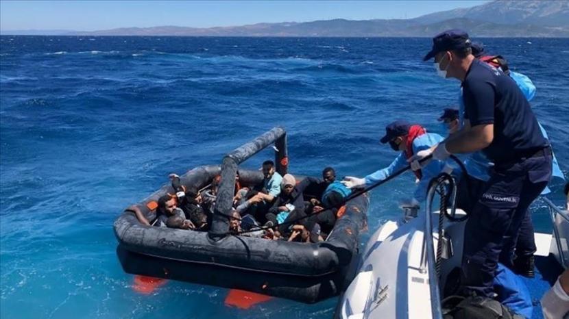 Unit Penjaga Pantai Turki menyelamatkan 241 pencari suaka di lepas pantai Provinsi Aegean di Turki barat pada Selasa (6/7).