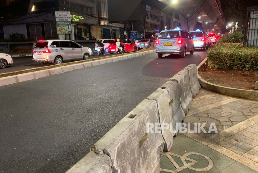 Sejumlah kendaraan bermotor melewati jalan yang sebelumnya merupakan jalur pedestrian dan jalur sepeda di simpang Santa, Kebayoran Baru, Jakarta Selatan, Ahad (16/4). 