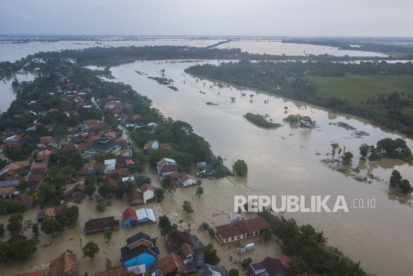 Foto udara banjir di Kampung Babakan Banten, Pebayuran, Kabupaten Bekasi, Jawa Barat, Senin (22/2/2021). Banjir yang disebabkan tanggul Sungai Citarum jebol tersebut mengakibatkan lima desa terisolir selama tiga hari. 