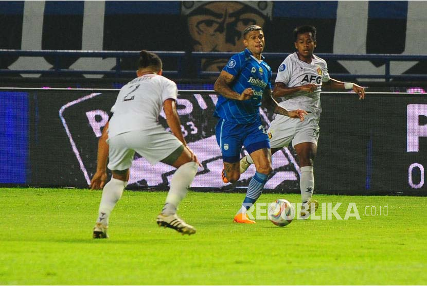Laga antara Persib Bandung melawan Persik Kediri pada lanjutan Liga 1 Indonesia di Stadion Gelora Bandung Lautan Api, Bandung, Ahad (10/12/2023). Di laga itu, tuan rumah Persib kalah 0-2.