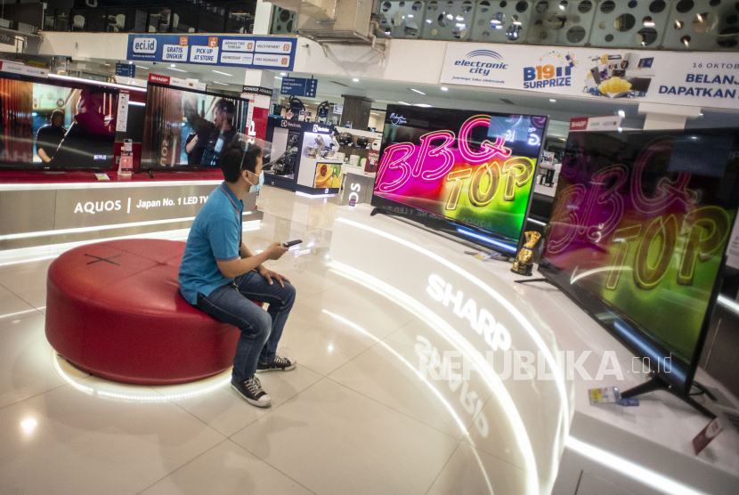 Pramuniaga mencoba fitur televisi di Electronic City.  Electronic City membuka secara resmi gerai toko barunya yang ke-61, berlokasi di Mal Ciputra Tangerang lantai dua dengan area penjualan seluas 500 meter persegi. 