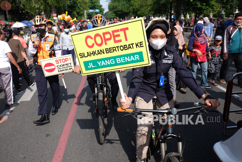 Petugas gabungan dari Dinas Perhubungan dan Satuan Polisi Pamong Praja Kota Solo memberikan sosialisasi untuk mencegah pencurian kepada warga saat Hari Bebas Kendaraan Bermotor atau Car Free Day (CFD) di Solo, Jawa Tengah, Ahad (16/10/2022). Selain sebagai antisipasi tindakan pencurian, sosialisasi tersebut digelar untuk memberikan keamanan dan kenyamanan bagi warga saat beraktivitas di CFD Solo. 