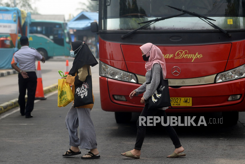 Seorang pemudik yang baru tiba berjalan menuju lokasi tes cepat antigen di Terminal Bus Kalideres, Jakarta Barat. Pengelola Terminal Kalideres mengawasi harga tiket mudik menjelang lebaran.