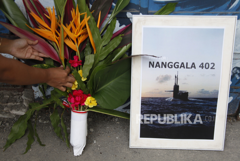Warga membawa bunga dan berdoa untuk seluruh awak kapal selam KRI Nanggala-402 yang hilang di perairan utara Pulau Bali saat aksi simpatik di Solo, Jawa Tengah, Ahad (25/4/2021). Aksi simpatik tersebut sebagai dukungan moril dan harapan agar seluruh awak kapal selam KRI Nanggala-402 dapat segera dievakuasi. 